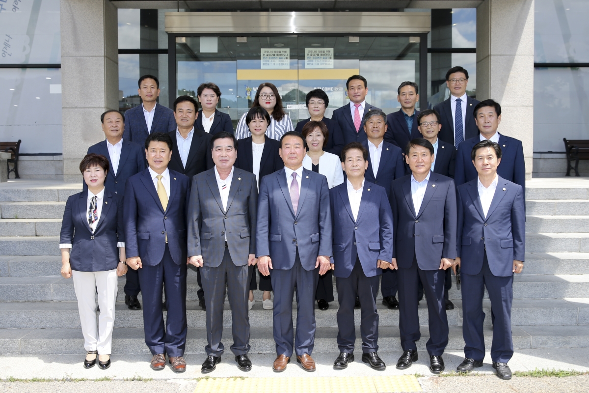 20200721-023[AP7U7537-제8대 구미시의회 후반기 출범 기념촬영.jpg