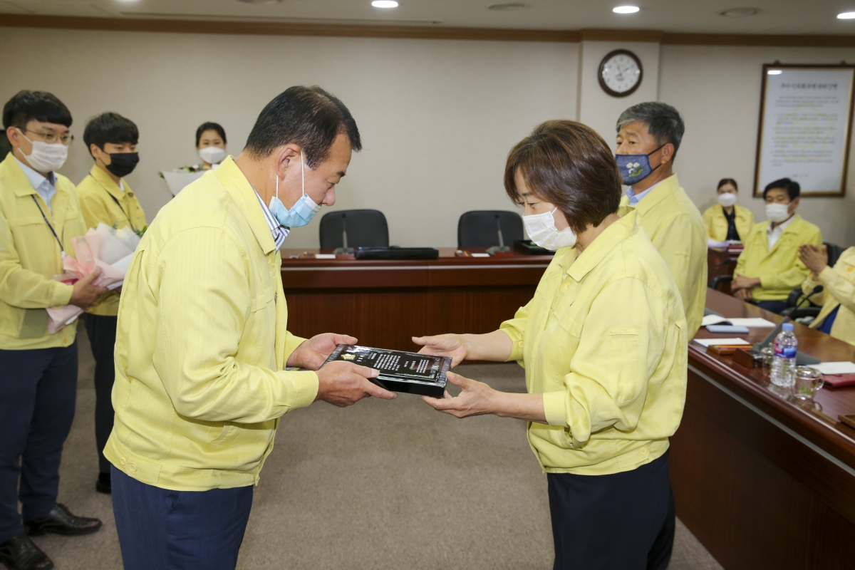 20200901-037[AP7U8269-전체의원 간담회-전반기 의장단 및 상임위원장 공로패 전달.JPG