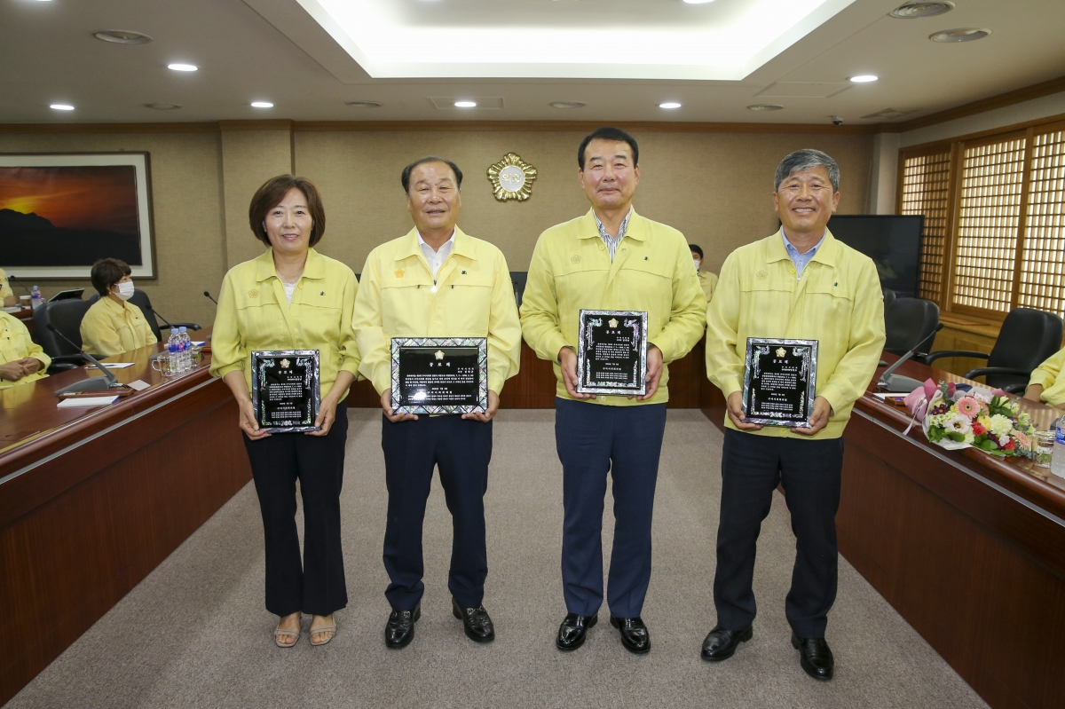 20200901-043[AP7U8286-전체의원 간담회-전반기 의장단 및 상임위원장 공로패 전달.JPG