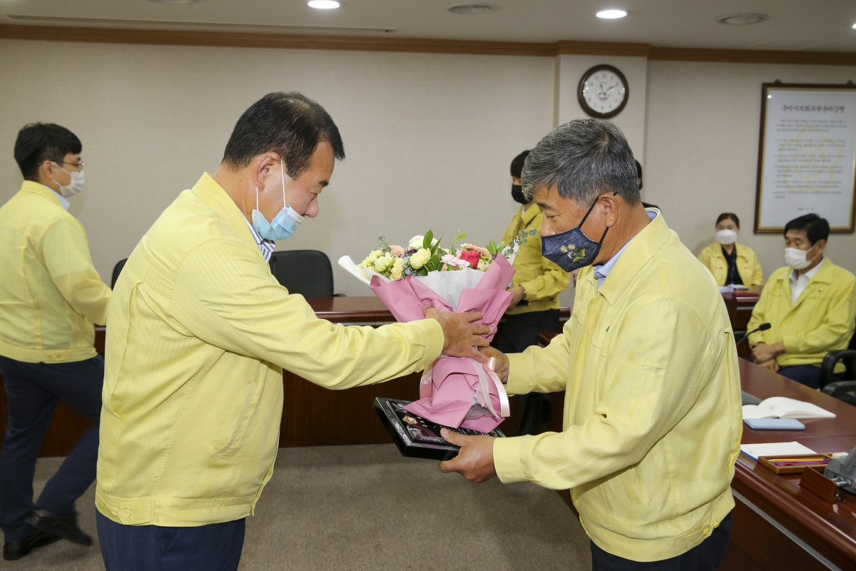 20200901-042[AP7U8283-전체의원 간담회-전반기 의장단 및 상임위원장 공로패 전달.JPG
