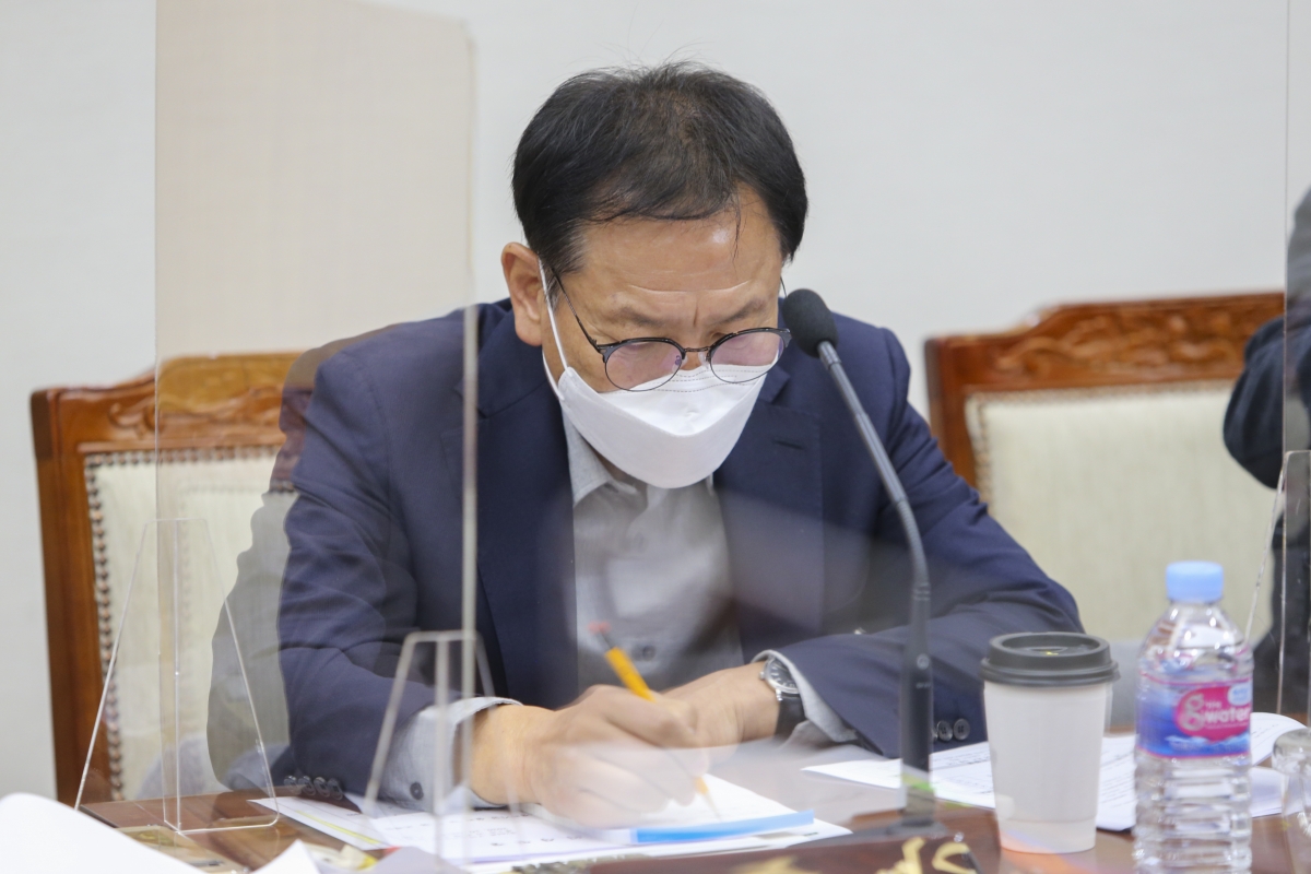 20201020-040[AP7U0979-제244회 임시회 기획행정위원회 소관 조례안 심사활동.JPG
