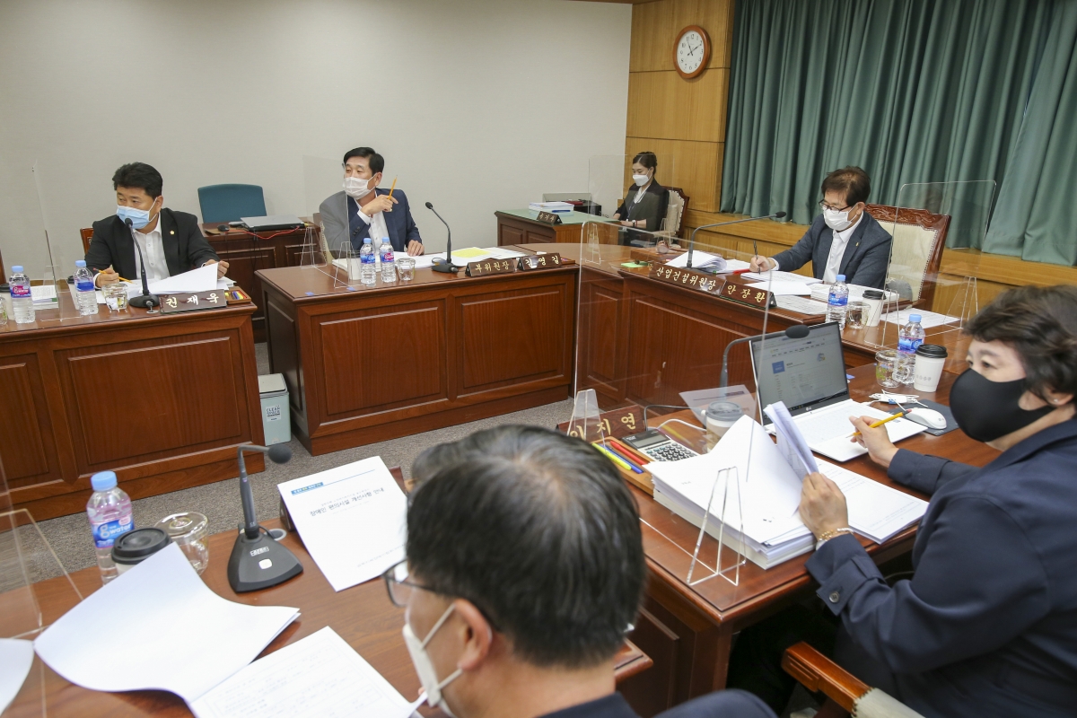 20201020-050[AP7U0917-제244회 임시회 산업건설위원회 소관 조례안 심사활동.JPG