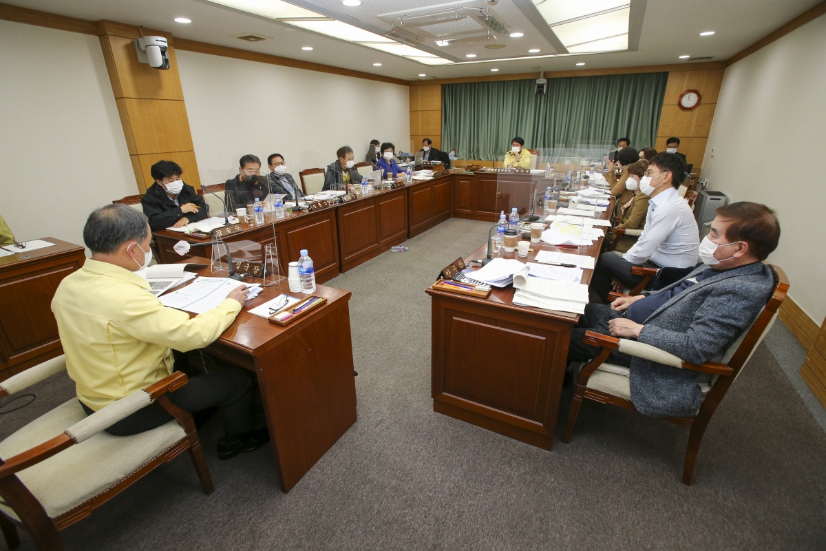 20201126-002[AP7U3721-제245회 정례회 기획행정위원회 조례안 심사활동.JPG