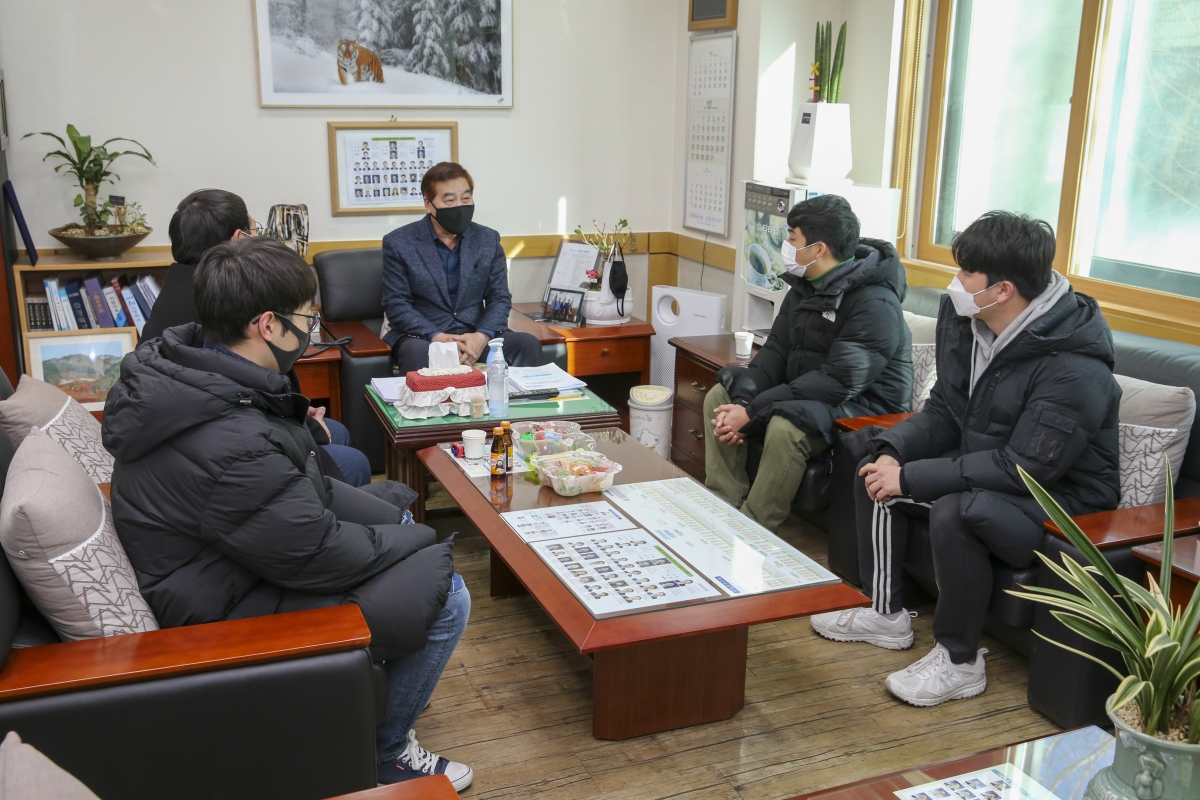 20201217-039[AP7U5333-금오공대 총학생회장단 일행 의회방문.JPG