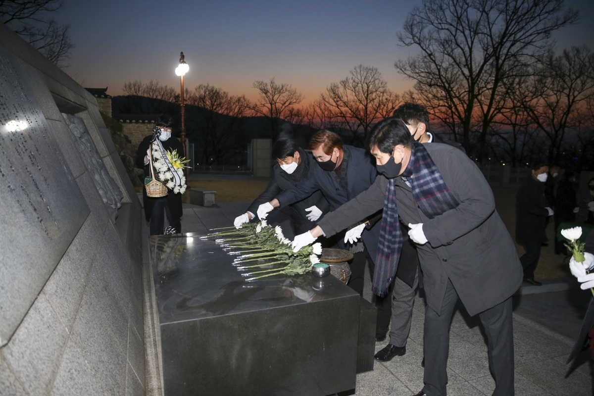20210104-012[AP7U6086-2021 새해 충혼탑 참배.JPG