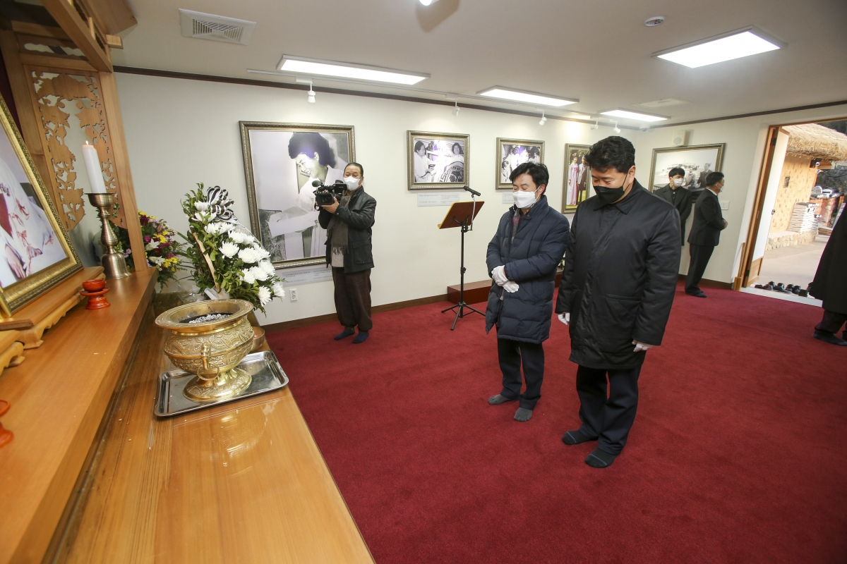 20210104-037[AP7U6139-2021 새해 박정희대통령 생가 참배.JPG