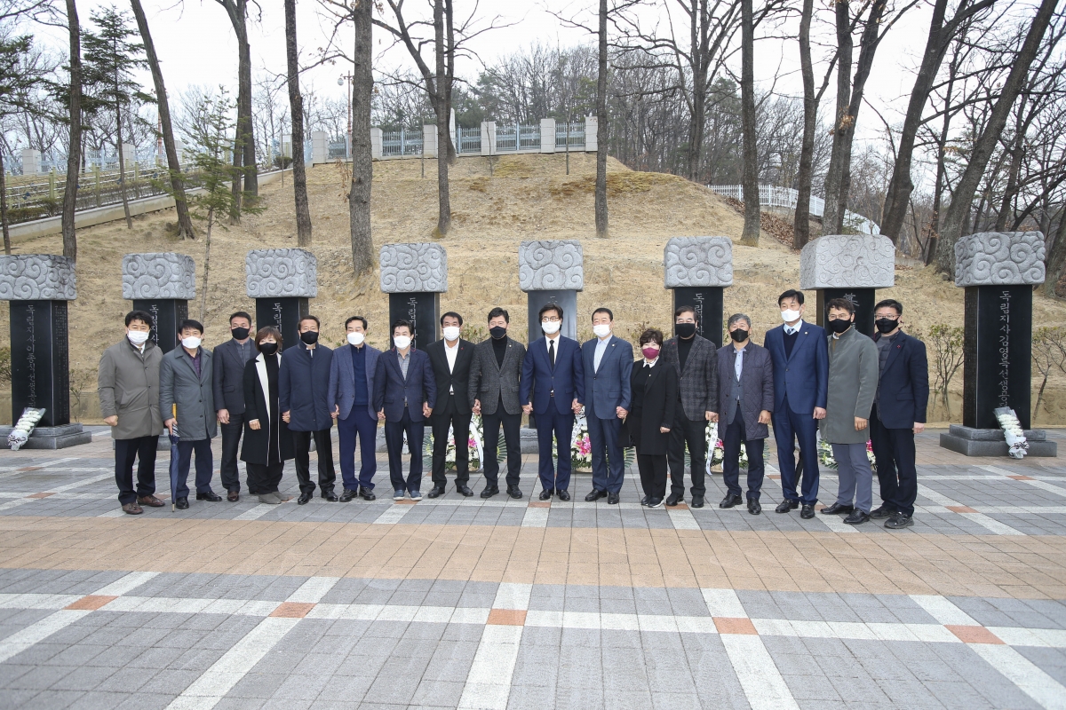 20210301-105[AP7U7770-3.1절 기념 선산 독립유공자비 13위 추념.jpg