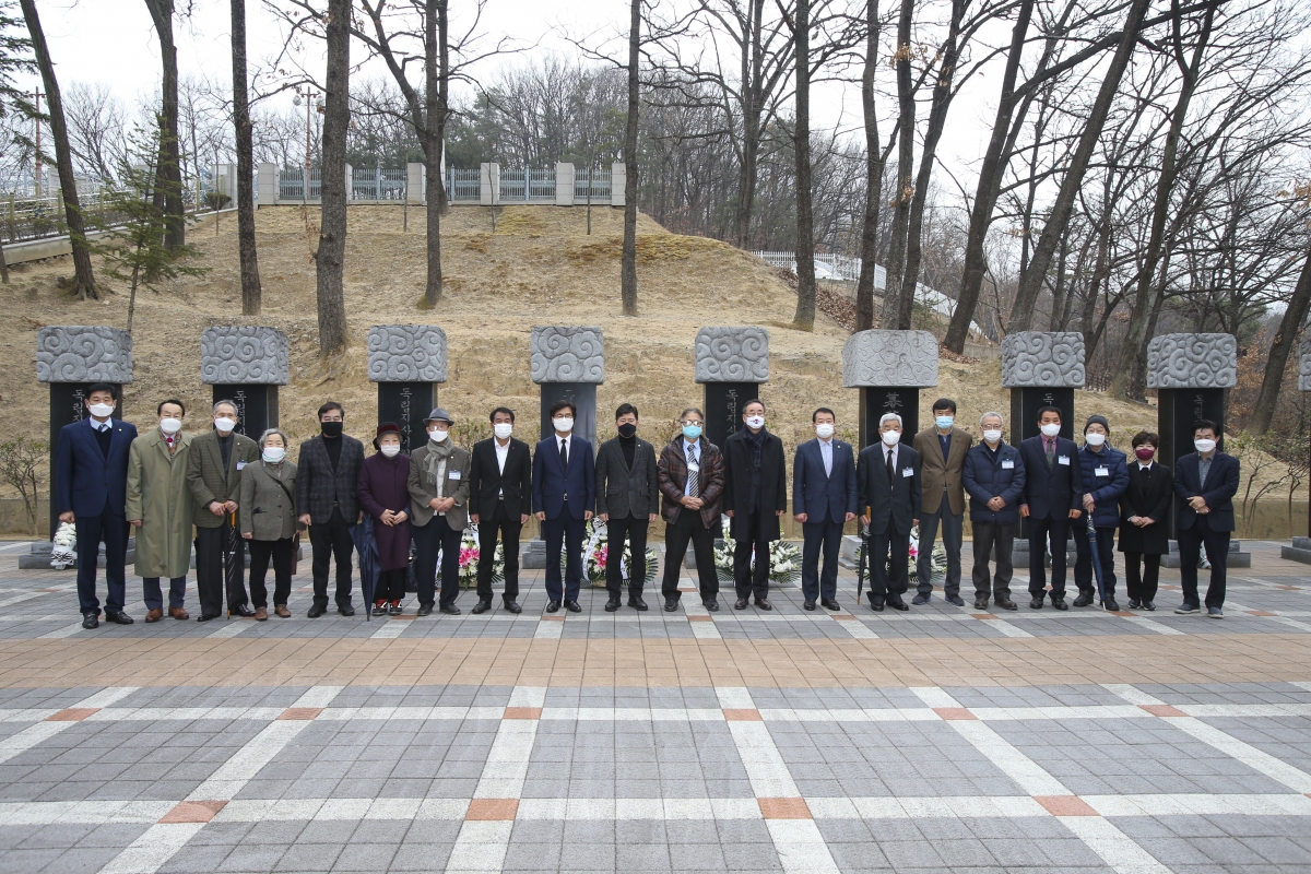 20210301-094[AP7U7750-3.1절 기념 선산 독립유공자비 13위 추념.jpg