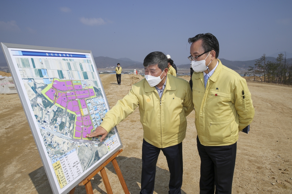 20210308-035[AP7U8513-제247회 임시회 산업건설위원회 고아 제2농공단지 공사현장방문.jpg