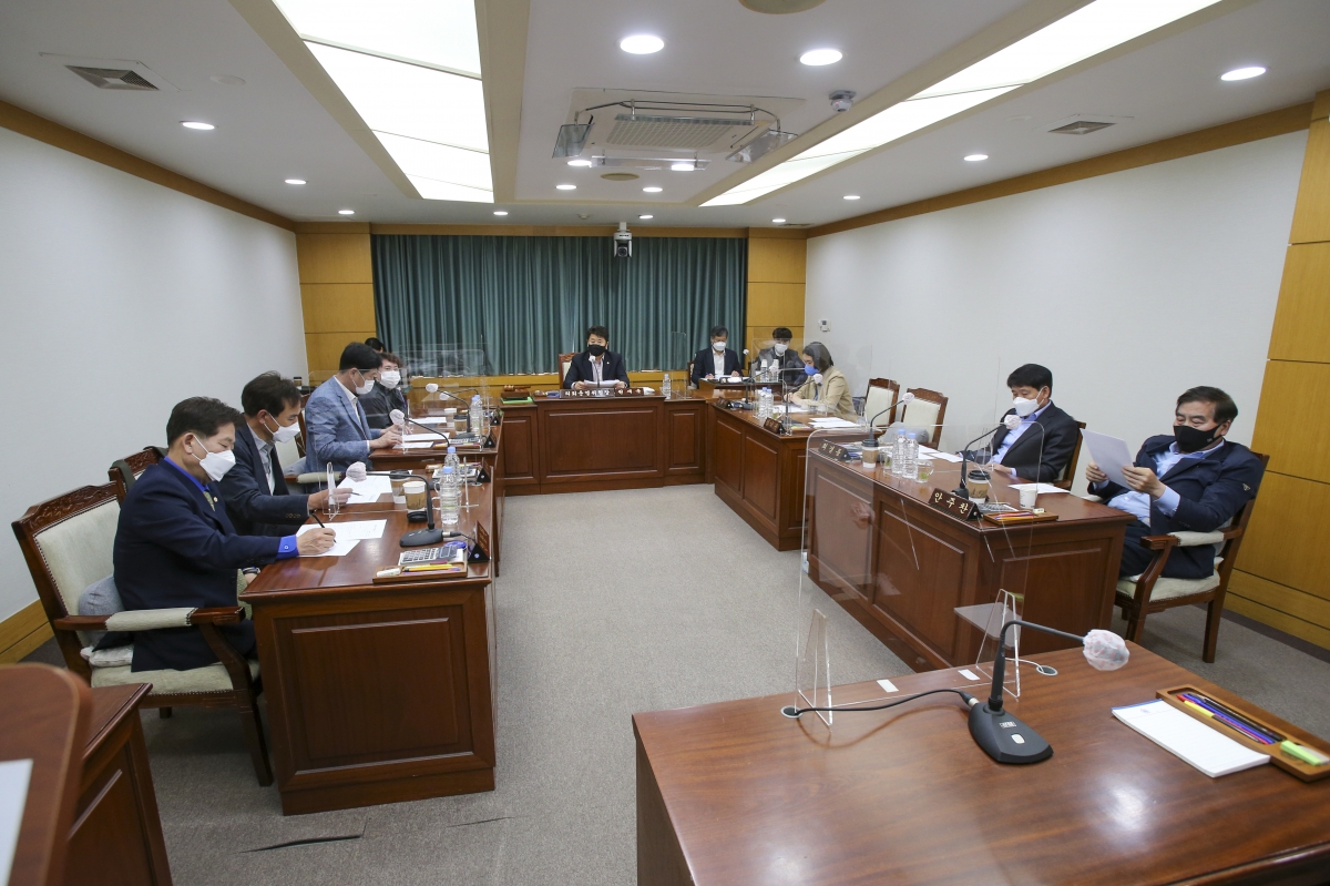 20210401-007[AP7U9215-폐회중 의회운영위원회 활동.jpg