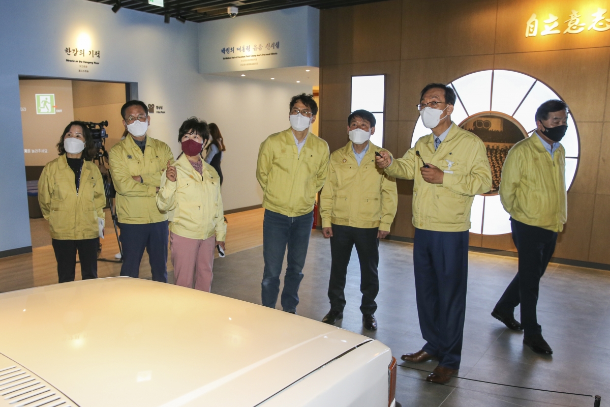 20210413-052[AP7U0220-제248회 임시회 기획행정위원회 박정희대통령역사자료관 방문.jpg