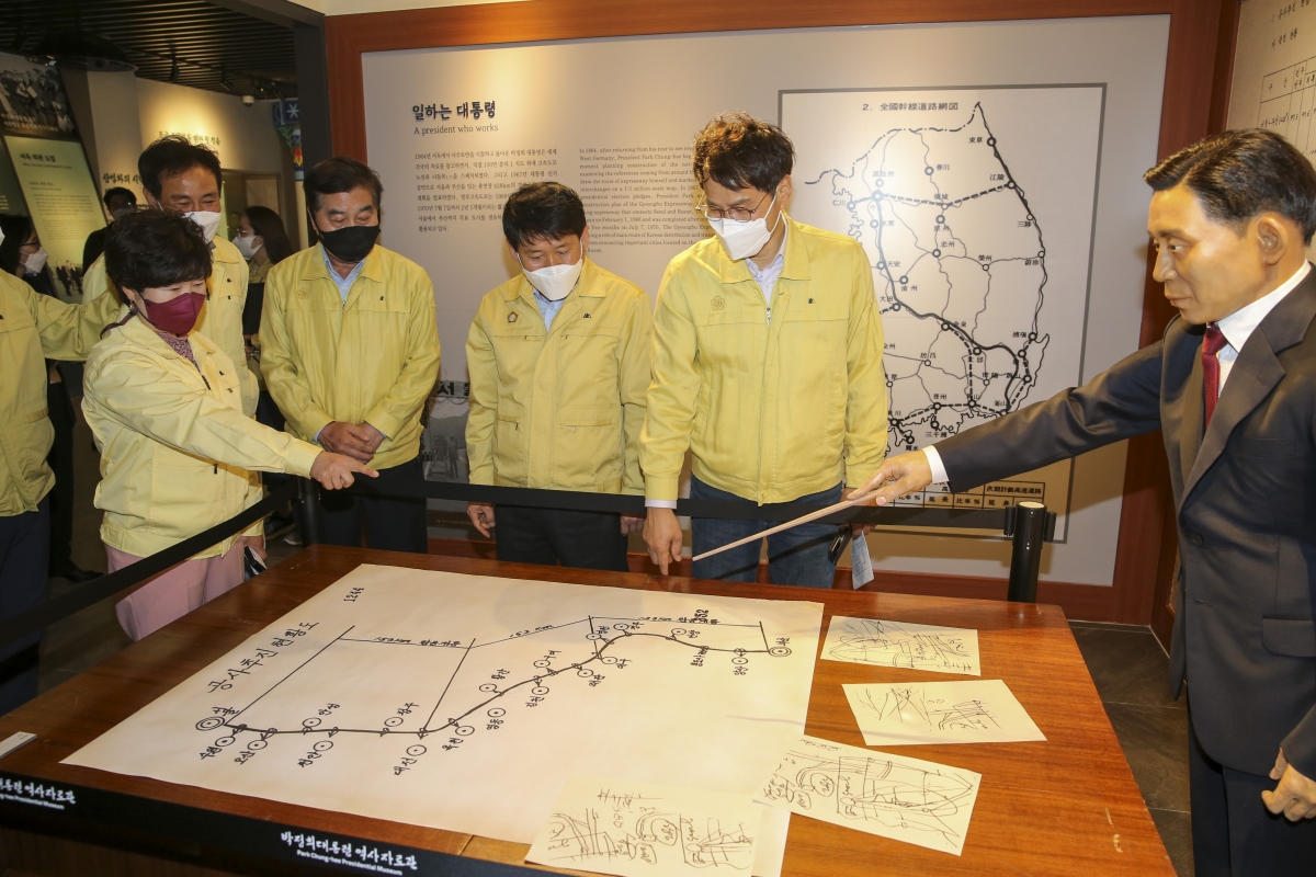 20210413-026[AP7U0149-제248회 임시회 기획행정위원회 박정희대통령역사자료관 방문.jpg