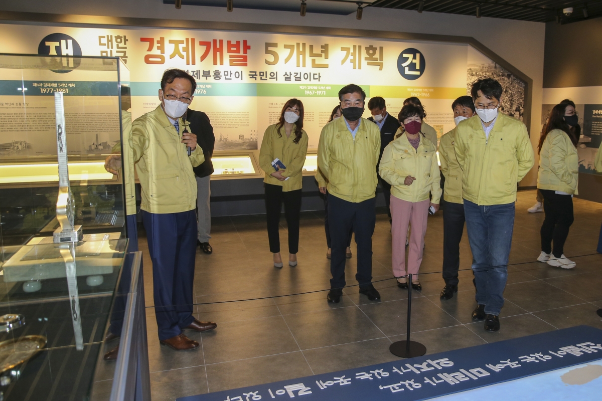20210413-031[AP7U0164-제248회 임시회 기획행정위원회 박정희대통령역사자료관 방문.jpg