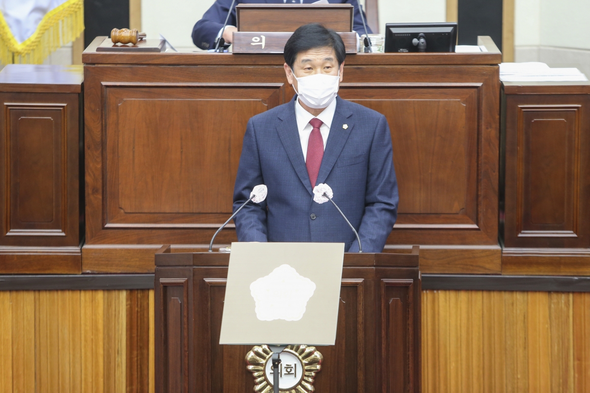 20210414-021[AP7U0365-제248회 임시회 제2차 본회의시  김영길 산업건설위원회 부위원장 상임위원회 활동결과보고.jpg