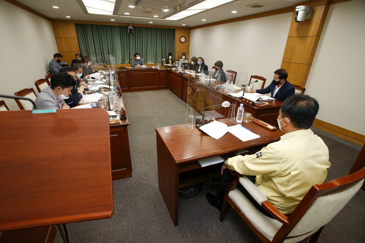 20210510-002[_P7U0271-제249회 임시회 기획행정위원회 조례안 심사활동.jpg