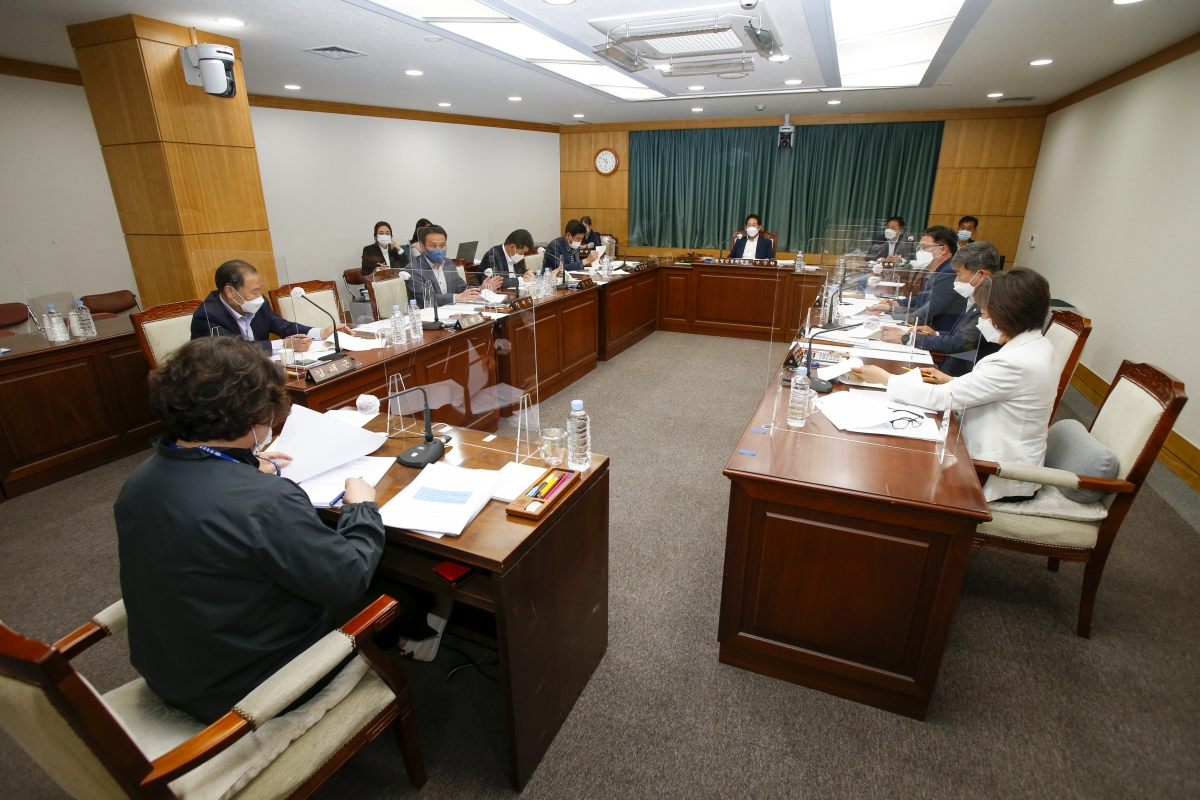 20210510-020[_P7U0230-제249회 임시회 산업건설위원회 조례안 심사활동.jpg