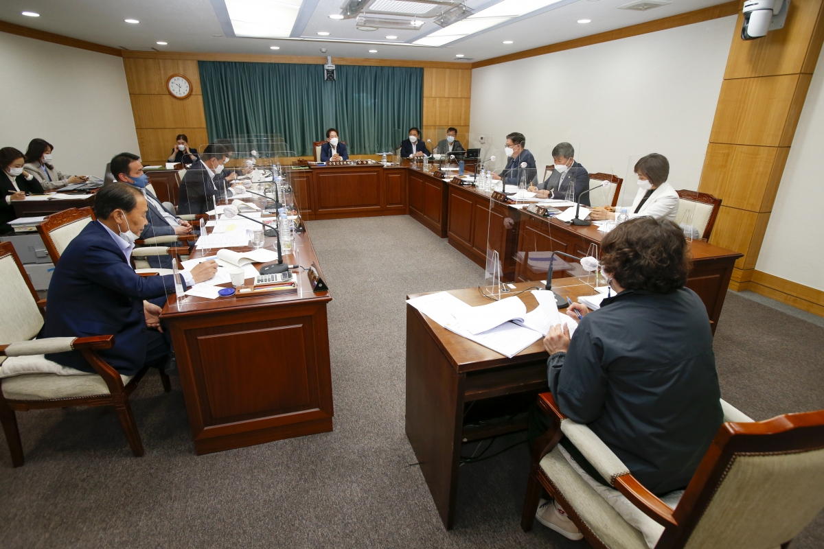 20210510-021[_P7U0233-제249회 임시회 산업건설위원회 조례안 심사활동.jpg