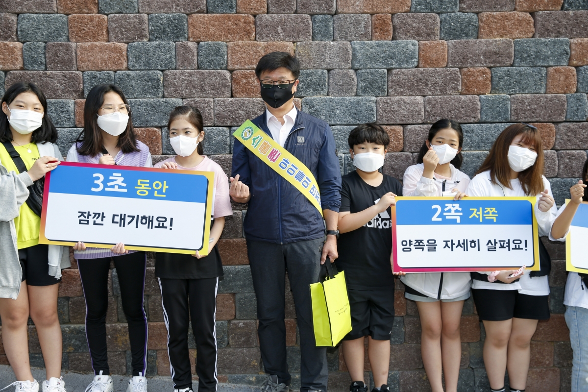 20210622-027[_P7U1708-구미녹색어머니연합회 초등학교 등굣길 교통안전 캠페인.jpg