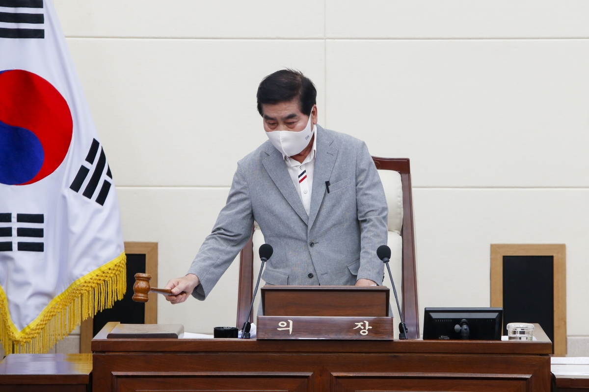 20210721-005[_P7U4366-제251회 임시회 제2차 본회의시 안주찬 부의장 회의주재.jpg