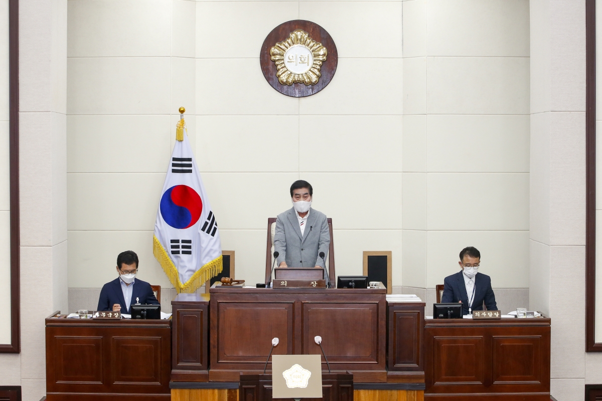 20210721-007[_P7U4378-제251회 임시회 제2차 본회의시 안주찬 부의장 회의주재.jpg
