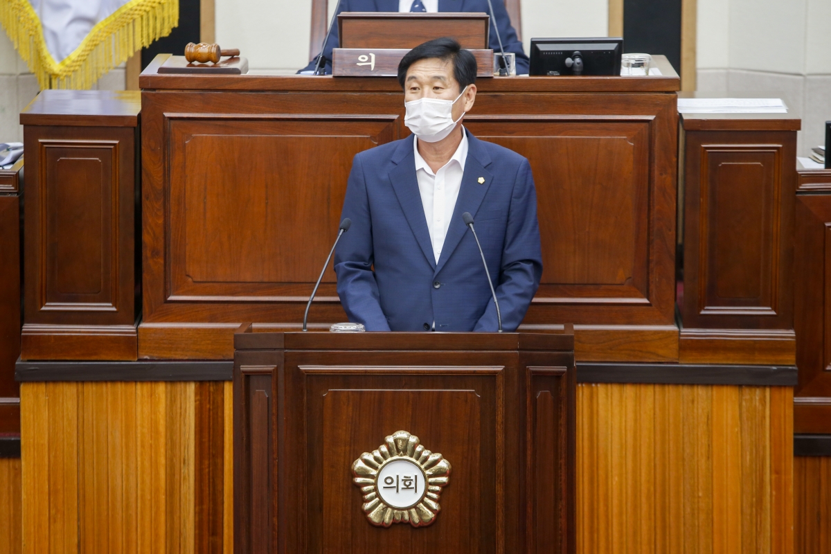 20210915-055[_P7U5746-제252회 임시회 제2차 본회의시 김영길 산업건설부위원장 상임위원회 활동결과보고.jpg