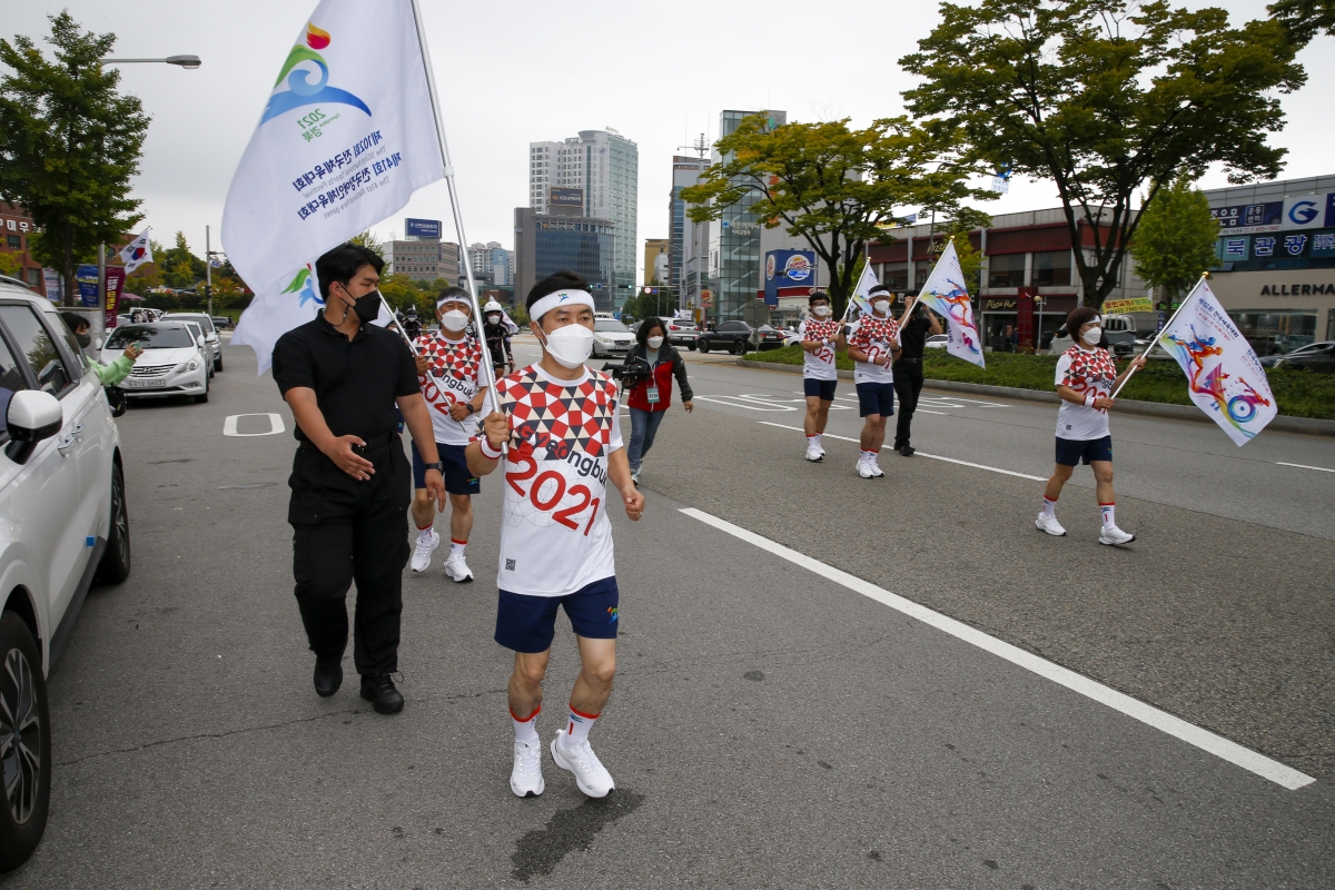 20211008-093[_P7U6975-전국체전 성화 봉송.jpg