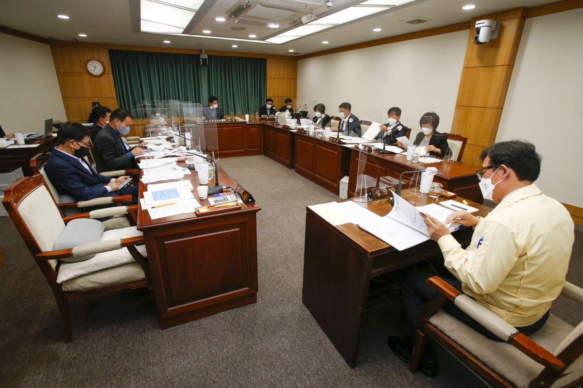 20211022-020[_P7U8742-제253회 임시회시 산업건설위원회 조례안 심사활동.jpg