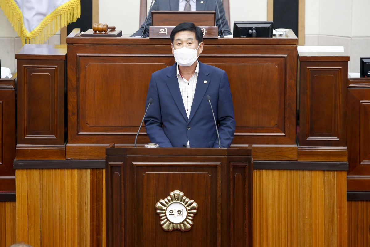 20211101-021[_P7U9410-제253회 임시회 제2차 본회의시 김영길 산업건설위원장 상임위원회 활동결과보고.jpg
