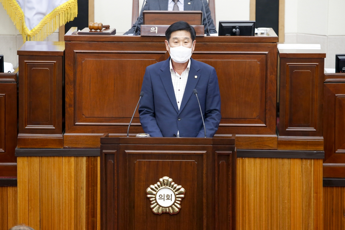 20211101-022[_P7U9413-제253회 임시회 제2차 본회의시 김영길 산업건설위원장 상임위원회 활동결과보고.jpg