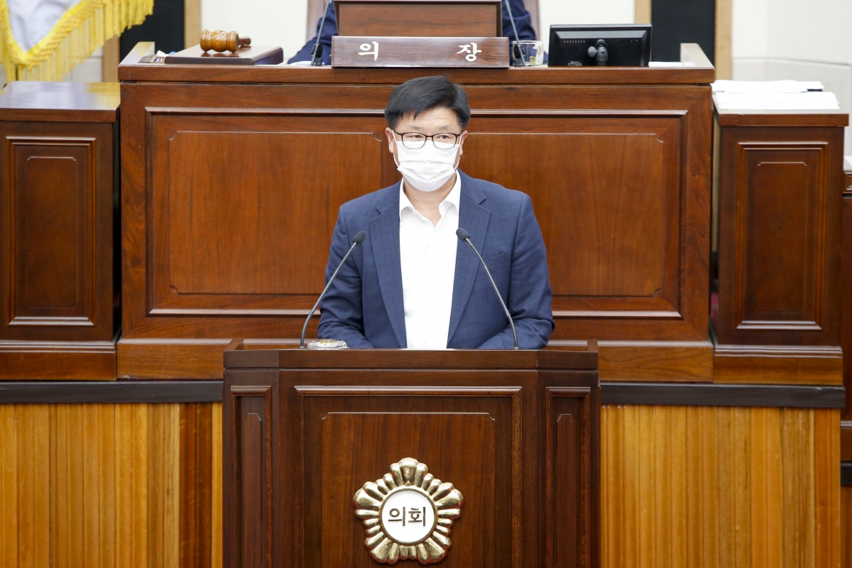 20211125-030[_P7U1317-제254회 정례회 제1차 본회의시 예산결산특별위원장에 호선된 김낙관 의원 인사.jpg