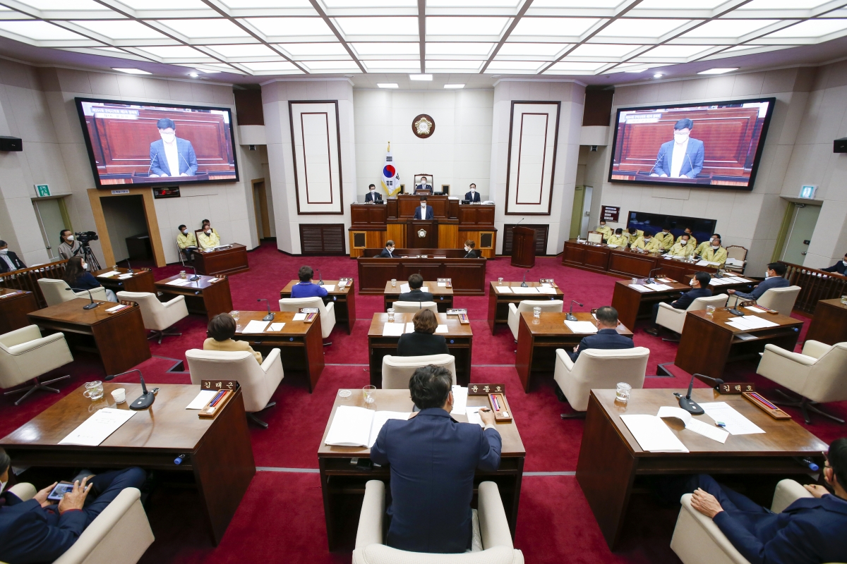 20211125-032[_P7U1323-제254회 정례회 제1차 본회의시 예산결산특별위원장에 호선된 김낙관 의원 인사.jpg