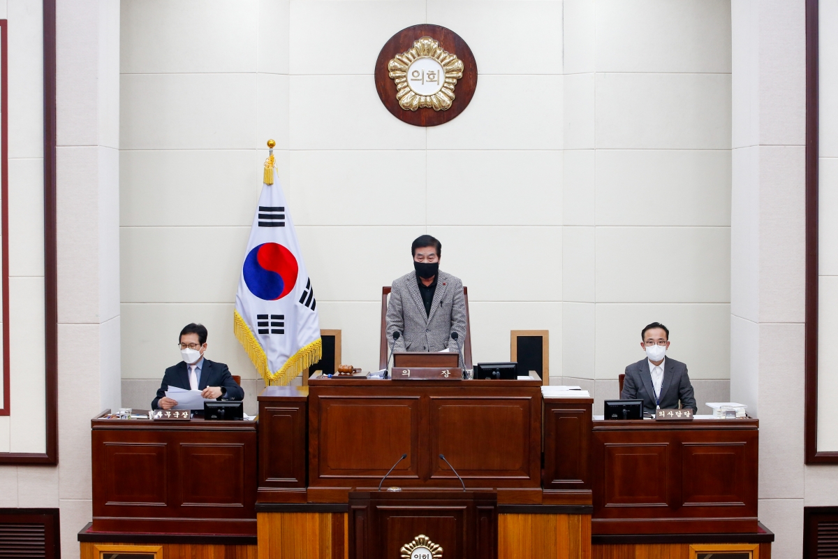 20211213-005[_P7U3062-제254회 정례회 제2차 본회의시 안주찬 부의장 회의주재.jpg