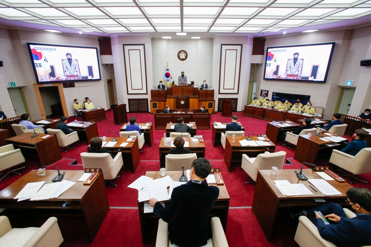 20211213-001[_P7U3128-제254회 정례회 제2차 본회의시 안주찬 부의장 회의주재.jpg