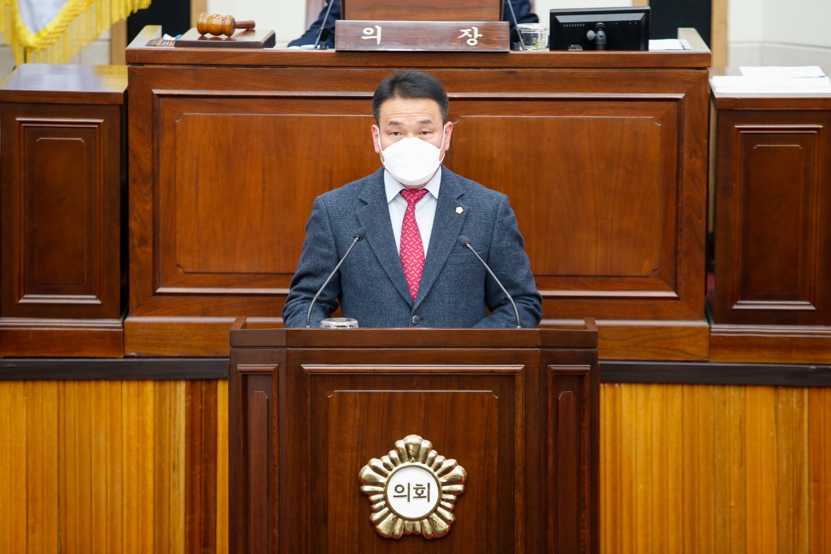 20211217-020[_P7U3622-제254회 정례회 제3차 본회의시 장세구 예산결산특별위회부위원장 2021년도 제3회 추경예산안 심사결과보고.jpg
