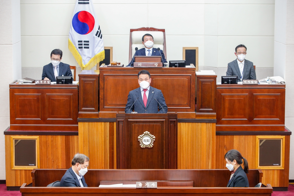 20211217-023[_P7U3632-제254회 정례회 제3차 본회의시 장세구 예산결산특별위회부위원장 2021년도 제3회 추경예산안 심사결과보고.jpg
