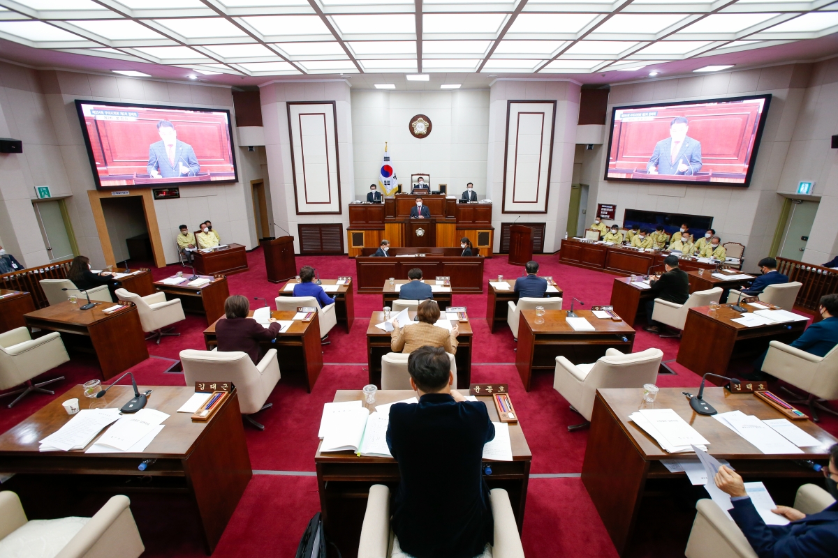 20211217-024[_P7U3635-제254회 정례회 제3차 본회의시 장세구 예산결산특별위회부위원장 2021년도 제3회 추경예산안 심사결과보고.jpg