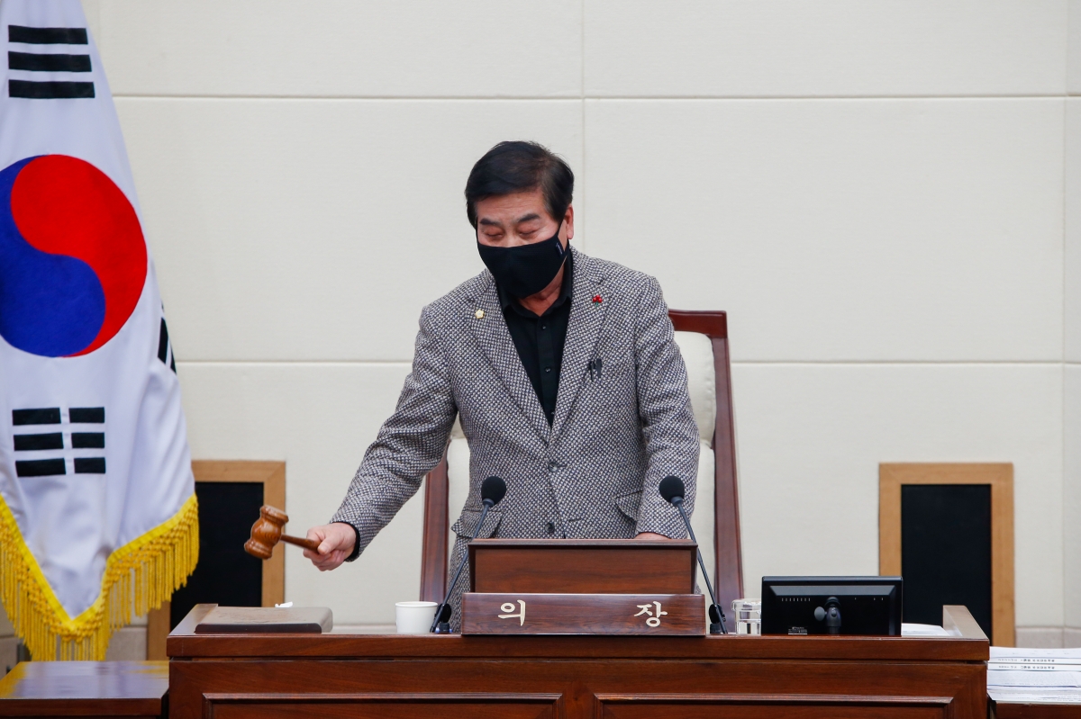 20220120-003[_P7U6063-제255회 임시회 제2차 본회의시 안주찬 부의장 회의주재.jpg