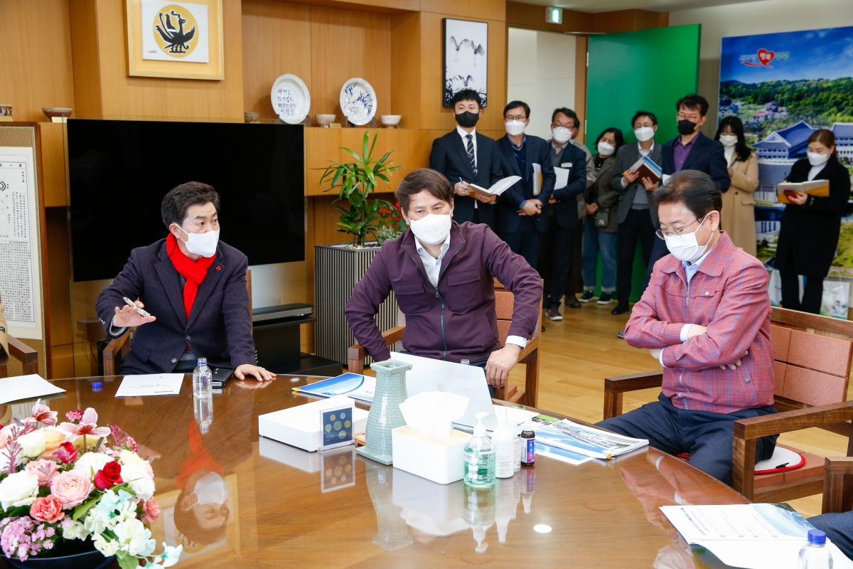 20220214-020[_P7U7157-폐회중 대구취수원구미이전반대특별위원회 이철우 경북도지사 방문.jpg
