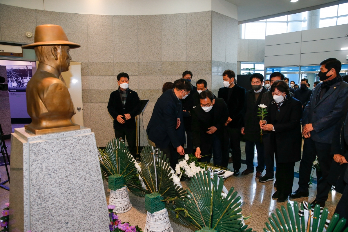 20220301-040[_P7U8528-3·1절 기념 왕산 허위 선생 추념.jpg