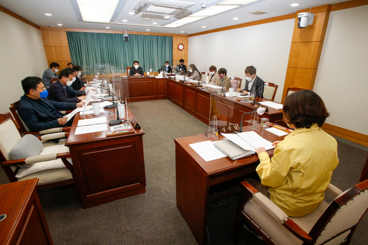 20220316-003[_P7U8871-제256회 임시회시 기획행정위원회 조례안 심사활동.jpg