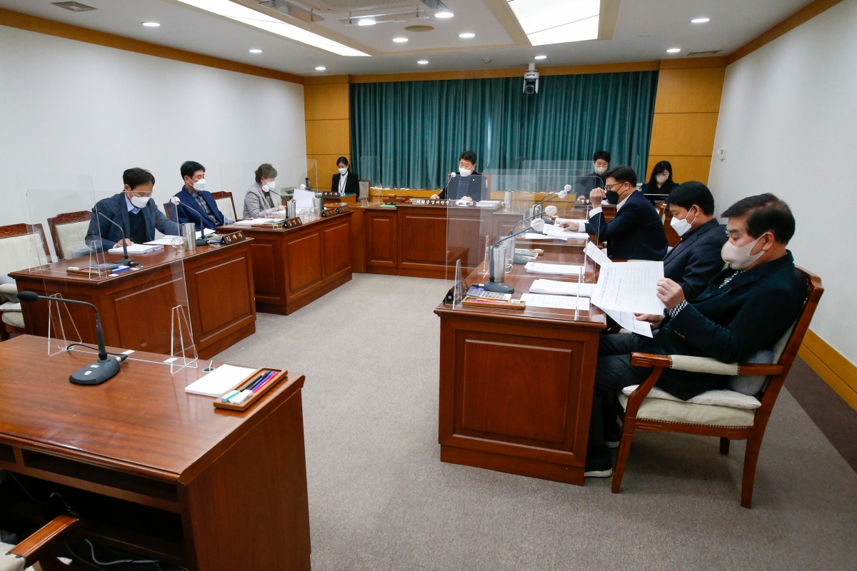 20220316-051[_P7U8843-제256회 임시회시 의회운영위원회 조례안 심사활동.jpg