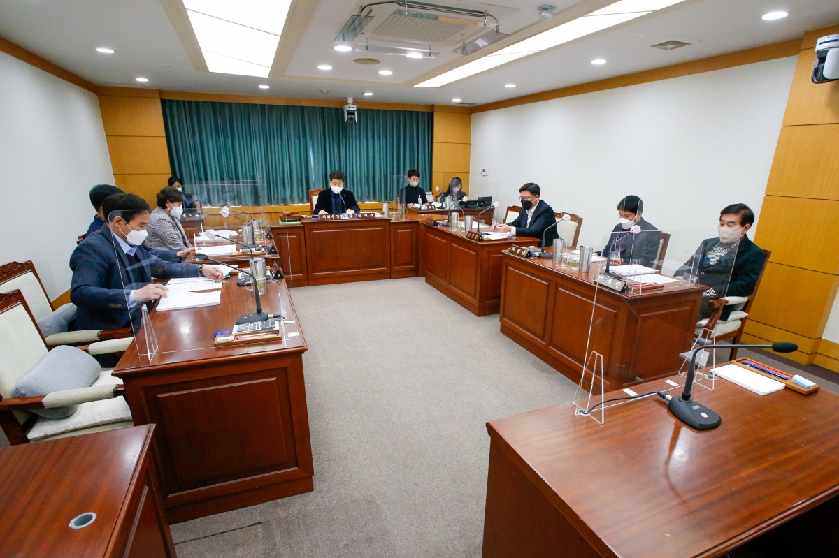 20220316-050[_P7U8842-제256회 임시회시 의회운영위원회 조례안 심사활동.jpg