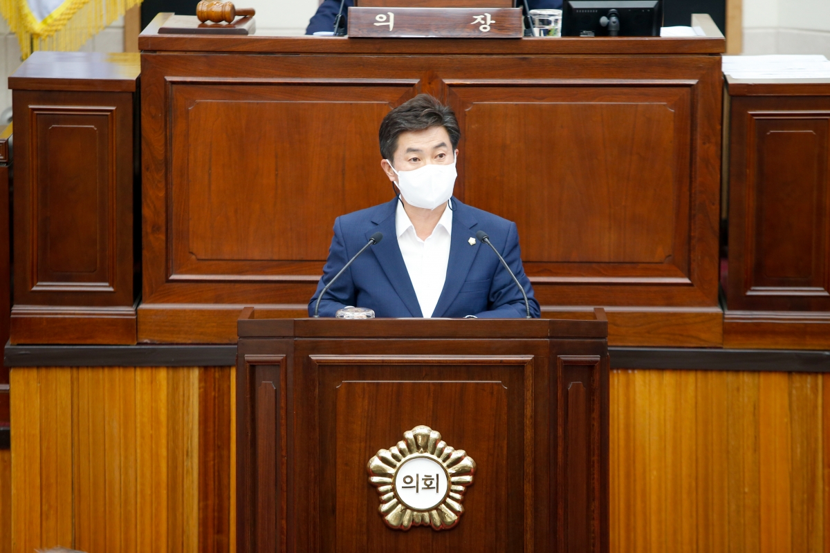 20220419-017[_P7U0456-제257회 임시회 제2차 본회의시  강승수 의원 비수도권 법인세율 지역별 차등 적용 촉구를 위한 결의문 채택의 건 제안설명.JPG
