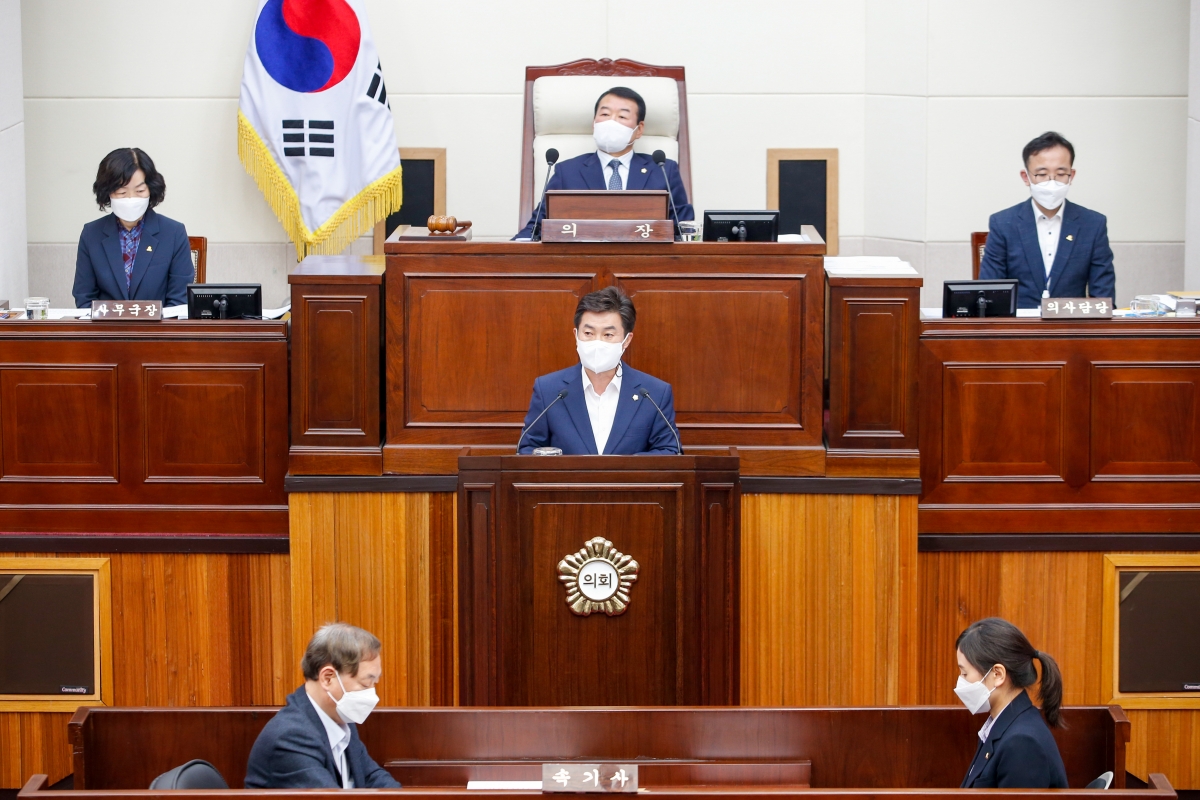20220419-019[_P7U0468-제257회 임시회 제2차 본회의시  강승수 의원 비수도권 법인세율 지역별 차등 적용 촉구를 위한 결의문 채택의 건 제안설명.JPG