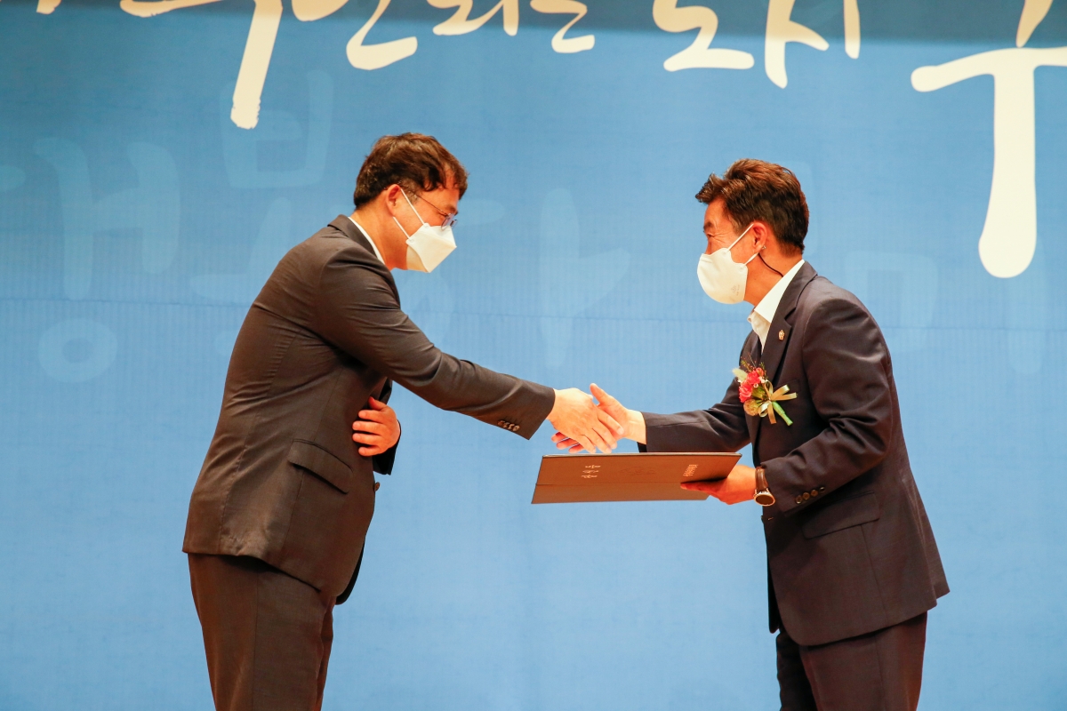 20220603-098[_P7U1010-제8회 전국동시지방선거 당선증 교부식.JPG