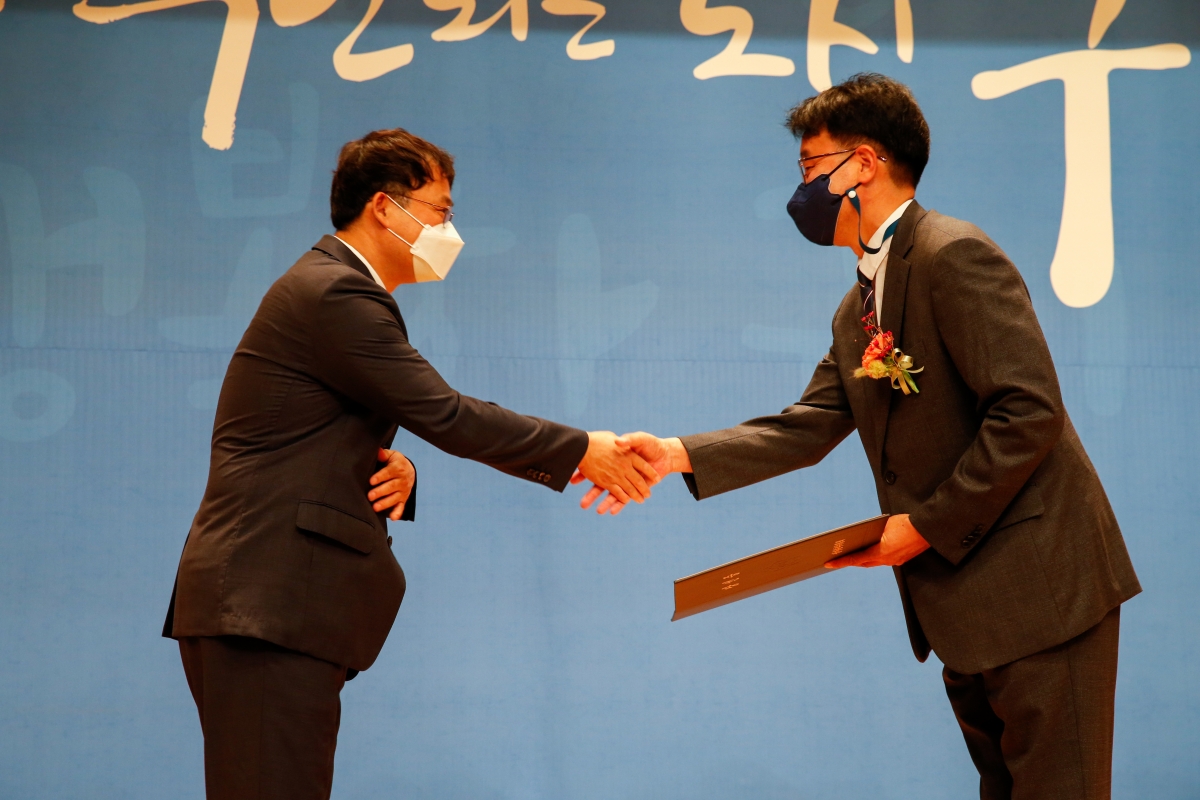 20220603-104[_P7U1021-제8회 전국동시지방선거 당선증 교부식.JPG
