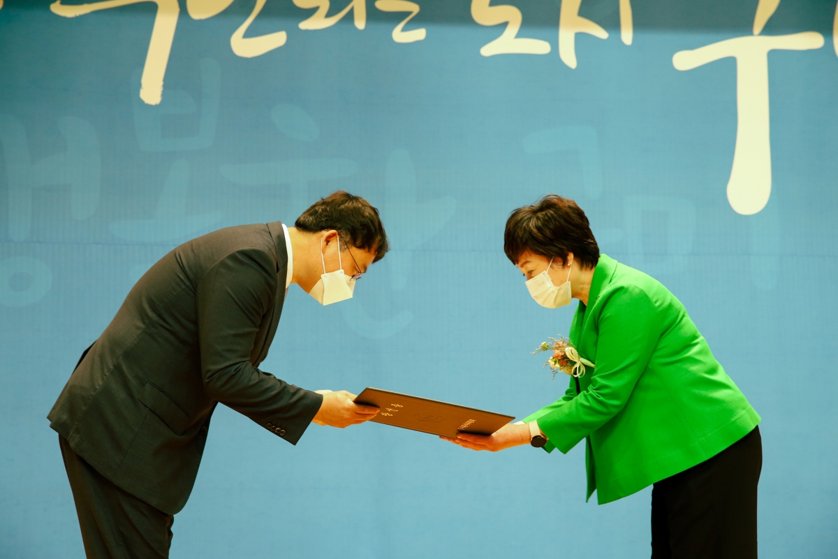 20220603-145[_P7U1088-제8회 전국동시지방선거 당선증 교부식.JPG