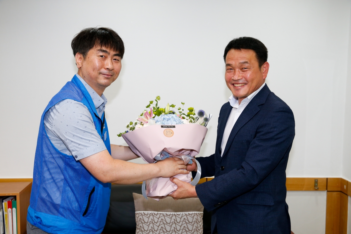 20220706-021[_P7U3015-구미시공무원노동조합 곽병주 위원장 일행 부의장실 벙문.JPG