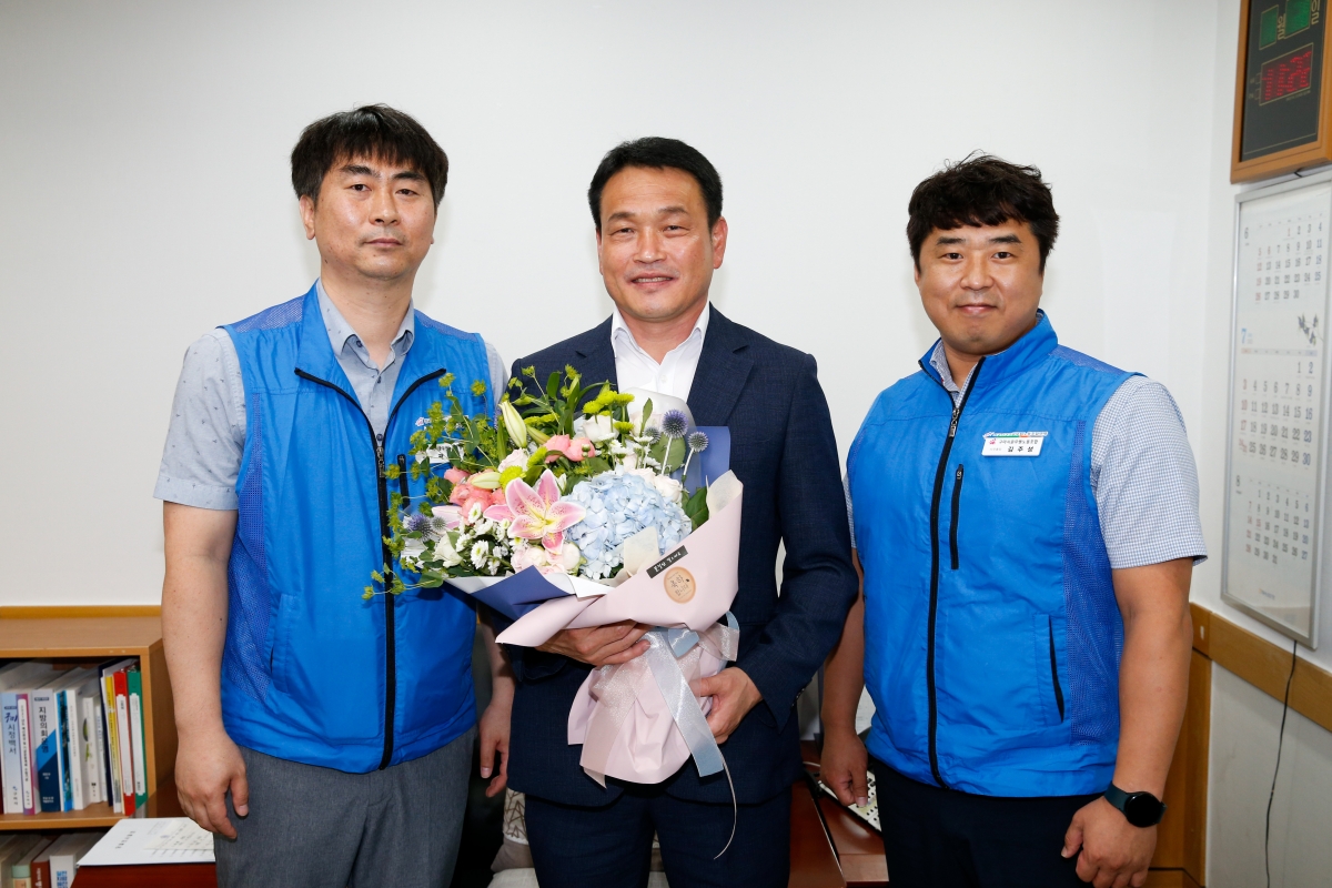 20220706-023[_P7U3020-구미시공무원노동조합 곽병주 위원장 일행 부의장실 벙문.JPG