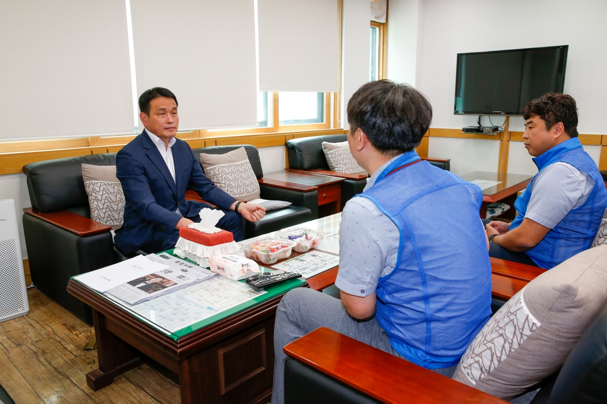 20220706-016[_P7U2992-구미시공무원노동조합 곽병주 위원장 일행 부의장실 벙문.JPG